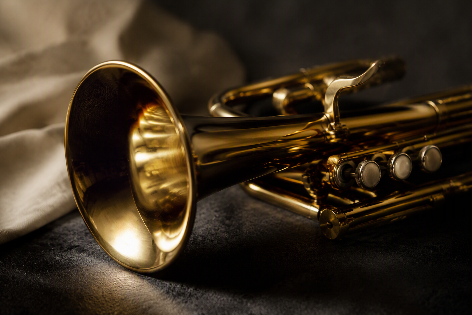 Detailansicht eines goldenen Blechblasinstruments im warmen Licht